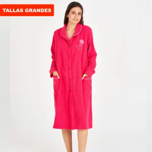 BATA DE MUJER FUCSIA EN TEJIDO DE RIZO CON BOTONES – TALLAS GRANDES
